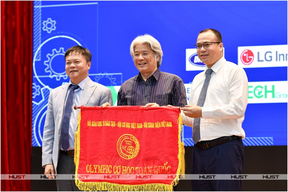 21 giai Nhat duoc trao tai Olympic Co hoc sinh vien toan quoc lan thu 34-Hinh-3