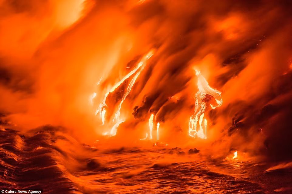 Bức ảnh này trông như cổng của địa ngục khi dòng dung nham nóng chảy xuống biển.