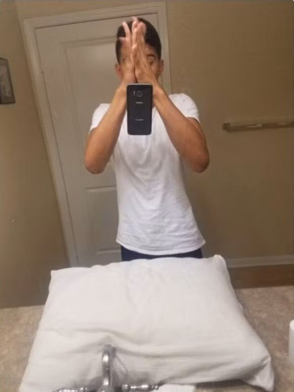 Một số người cẩn thận đặt phía dưới để tránh chiếc điện thoại của họ bị hỏng khi rơi.