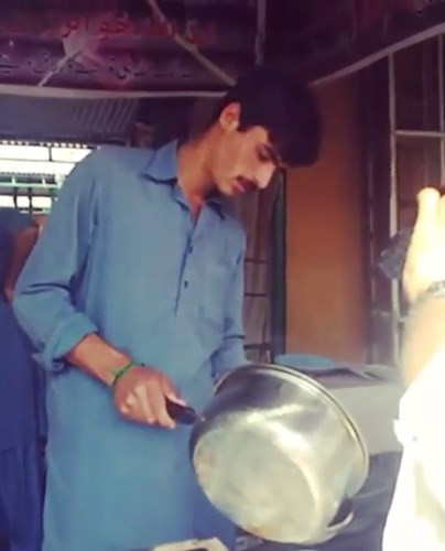 “Tôi biết mình đẹp trai, nhưng bạn không thể làm gì khi nghèo”, Arshad nói.