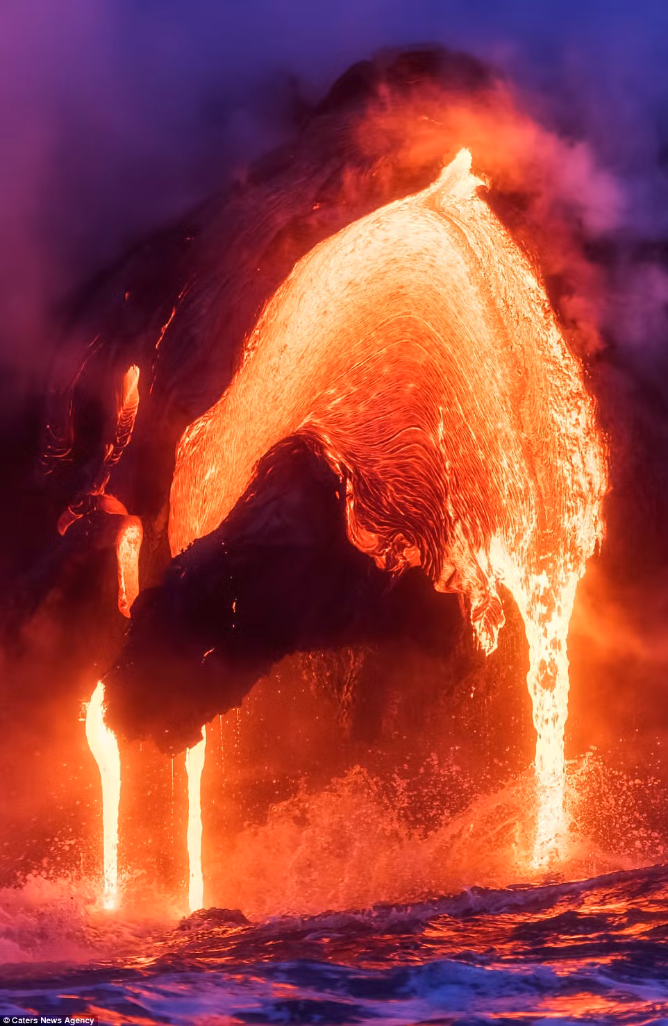 Những dòng dung nham nóng chảy thẳng xuống biển Thái Bình Dương từ trên bờ biển đảo Big, Hawaii.