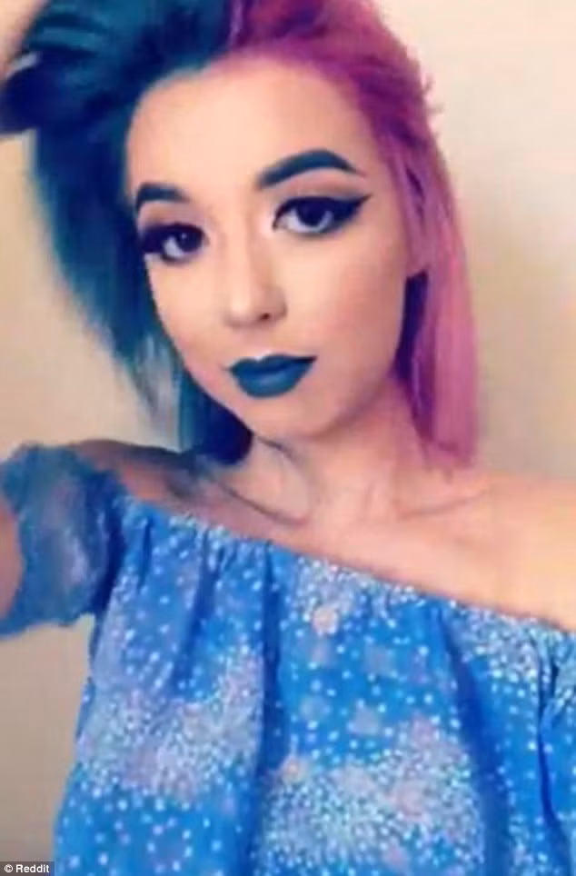 Mái tóc của Moniquey được nhuộm từ trên đỉnh đầu xuống dưới, với màu hồng nhạt ở một phía và màu xanh ở phía còn lại.