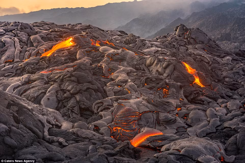 Kilauea (ảnh) là một trong năm núi lửa đang hoạt động trên đảo Big, Hawaii. Hòn đảo này ước tính được hình thành cách đây 500.000 năm.