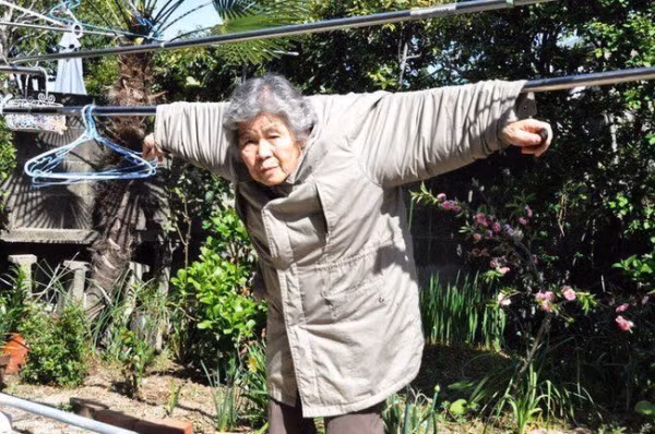 Tự biến mình thành mắc phơi quần áo.