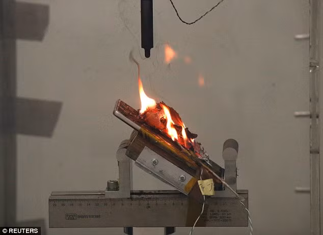 Sau khi bị gây áp lực trong cuộc thử nghiệm, chiếc Galaxy Note 7 đã bốc khói trước khi phát nổ và bốc cháy.