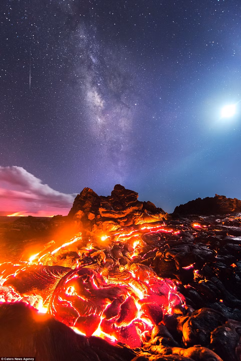 Bức ảnh này sẽ không quá đặc biệt nếu chỉ có dung nham nóng đỏ, nhưng nhiếp ảnh gia Mike Mezeul cũng may mắn ghi được cảnh mặt trăng, thiên hà và sao băng cùng xuất hiện.