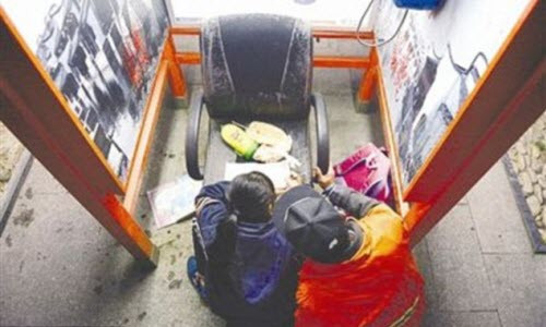 Cam phuc be gai ngoi hoc duoi den duong suot 4 nam-Hinh-2