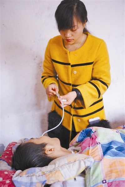 Một tai họa đã ấp tới gia đình nhỏ vào tháng 8/2015. Jiang bị thương nặng và liệt toàn thân sau khi một thanh kim loại rơi vào đầu anh tại nơi làm việc. Gia đình đã dốc toàn bộ tiền tiết kiệm để điều trị cho anh và phải vay thêm 120.000 NDT (tương đương 400 triệu). Nhưng bi kịch không làm thay đổi tình yêu của Liao dành cho chồng chưa cưới. Thay vào đó, nàng dâu trẻ kiên nhân chăm sóc Jiang hàng ngày. Khi anh cần uống nước, cô dùng kim tiêm để bơm nước vào miệng chồng.