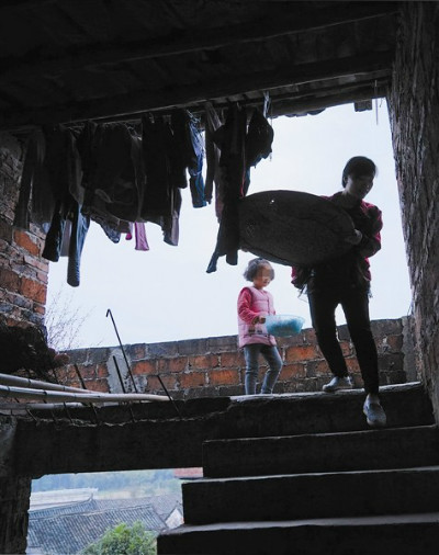 Liao và chồng chưa cưới có chung một cô con gái. Liao nói với các phóng viên rằng cô thường mơ một ngày nào đó Jiang sẽ tỉnh lại và họ sẽ cùng nhau nắm tay con gái cũng như chụp ảnh cưới. Hàng nghìn cư dân mạng đã chia sẻ sự ngưỡng mộ của họ đối cới Liao. “Nếu tôi lấy được một người vợ như cô ấy, tôi có thể chết mà không hối tiếc. Sau khi người chồng hồi phục, anh ấy cần yêu thương vợ suốt đời”, thành viên tên Todde viết. Một cư dân mạng khác bình luận: “Chúng ta nên tin vào tình yêu đích thực. Nếu bản thân bạn không tin vào điều đó, thì bạn không xứng đáng với tình yêu. Tôi hy vọng anh ấy sẽ tỉnh lại sớm”. 