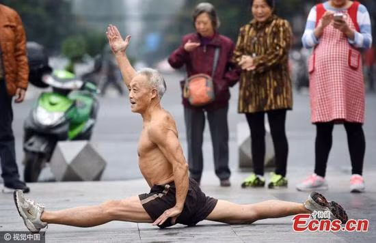 Cụ ông tên Zheng nổi tiếng với thói quen cởi trần tập thể dục ngoài trời suốt 12 năm qua ở Thành Đô, Trung Quốc.