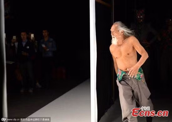 Wang Deshun, 79 tuổi, trình diễn trang phục của nhà thiết kế Hu Sheguang tại Tuần lễ thời trang Bắc Kinh, Trung Quốc.