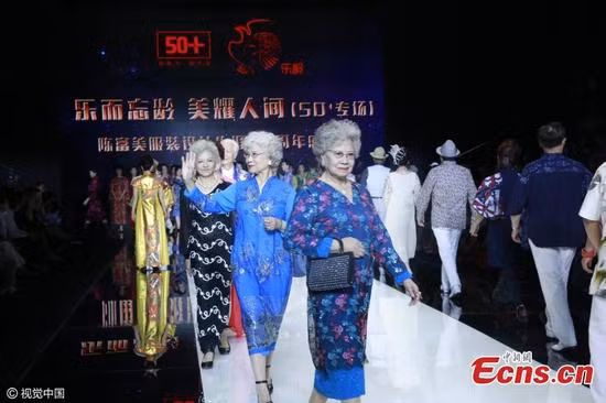 Các người mẫu trên 50 tuổi trình diễn các trang phục của nhà thiết kế Chen Fumei tại Tuần lễ thời trang Bắc Kinh, Trung Quốc. Người mẫu cao tuổi nhất là 84 tuổi.