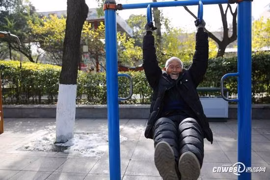 Cụ ông Yang Maolin, 101 tuổi, tập thể dục trong công viên Cách mạng ở thành phố Tây An, tỉnh Thiểm Tây, Trung Quốc.