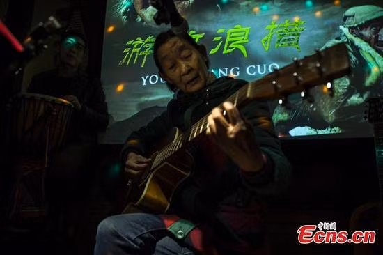 Mặc dù đã bước qua tuổi 70, nhưng bà Cai Yuanxiu vẫn có thể chơi đàn guitar rất tinh tế tại thành phố Trùng Khánh, Trung Quốc.