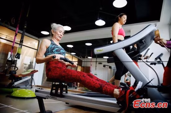  Cụ già Bai Jinqin, 71 tuổi, đã tập yoga suốt 11 năm và hiện trở thành ngôi sao trong phòng tập thể dục tại thành phố Thiên Tân, Trung Quốc. Bà tới phòng tập rất đều đặn 6 ngày/tuần.