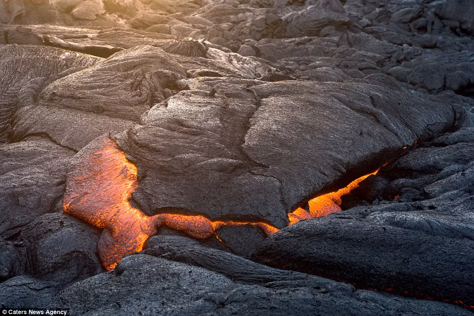 Cảnh tượng dung nham đông cứng trông rất ngoạn mục như trên hành tinh khác.