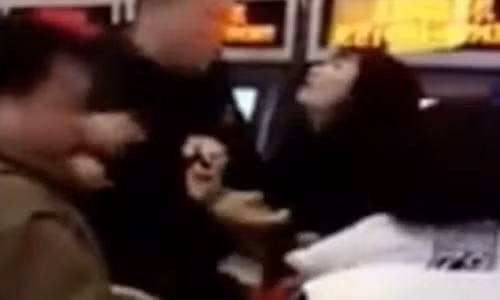 Xon xao canh co gai bi danh tui bui vi tranh xep hang