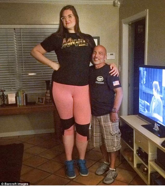 Trước đây, Aly từng kiếm sống bằng nghề chụp ảnh cạnh hay bế những người đàn ông để tạo ra những bức ảnh hài hước.