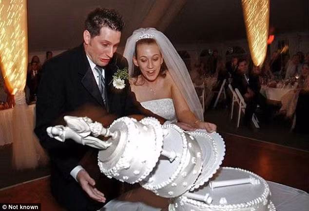 Chú rể nhăn mặt nhìn chiếc bánh cưới đổ xuống đất.