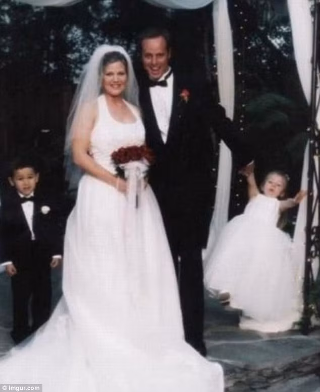 Chú rể mải tạo dáng chụp ảnh với cô dâu mà quên anh đang nắm tay bé gái cầm hoa.