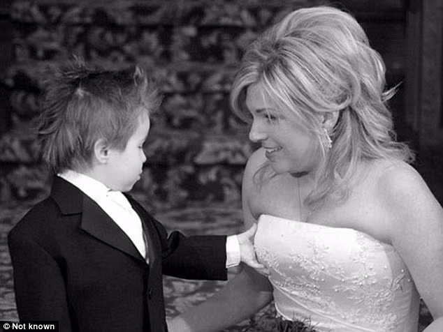 Cậu bé tò mò kiểm tra ngực cô dâu.