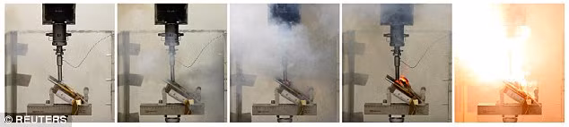 Những hình ảnh này cho thấy chiếc Galaxy Note 7 đã phát nổ, khi pin sạc đầy bị tác động mạnh trong một cuộc thử nghiệm tại phòng thí nghiệm pin Applied Energy Hub ở Singapore.