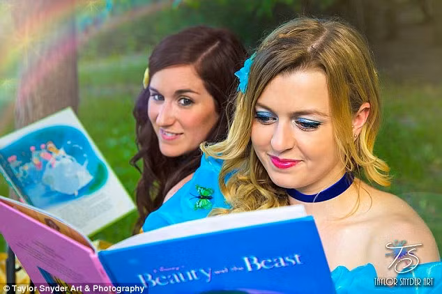 Cặp đôi chụp ảnh với những câu chuyện cổ tích mà họ yêu tích.