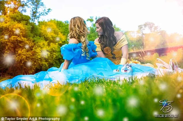 Để chụp bộ ảnh cưới đặc biệt, cặp đôi đồng tính đã tìm mua những trang phục cần thiết trên trang mạng Amazon và eBay.