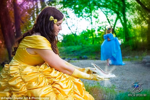 Họ đã tạo chiếc dày pha lê của nàng lọ lem bằng cách đính đá quý lên chiếc giày màu trắng.