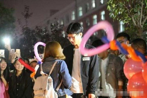 Màn tỏ tình dũng cảm của nữ sinh đã khiến nhiều sinh viên trong ký túc xá chú ý và kéo xuống cổ vũ nhiệt tình. Không ngờ rằng, khi cả hai đang ngượng ngùng trên sân trường thì một nam sinh giấu mặt đã vụng trộm hắt chậu nước đúng hình trái tim xếp bằng nến của cô gái, khiến toàn bộ số nến tắt ngấm.