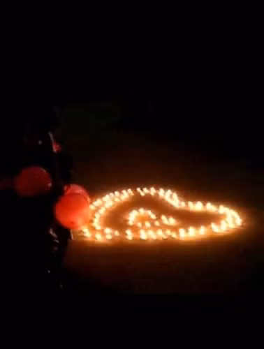 Dưới chân tòa nhà kí túc xá nam của một trường đại học ở Thương Khâu, Hà Nam, một nữ sinh đã thắp nến thành hình trái tim để tỏ tình với người trong mộng.