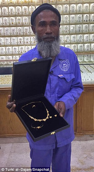 Al-Qahtani sau đó đã tặng công nhân dọn vệ sinh đến từ Bangladesh chiếc vòng vàng mà ông từng mong ước.