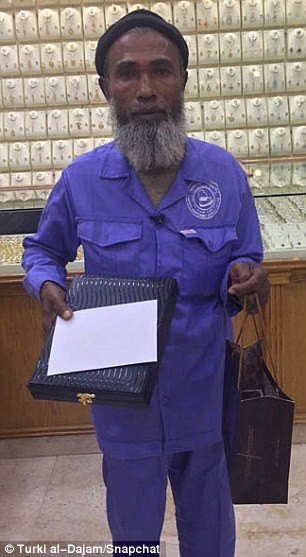 Ngoài ra ông Abdul Karim cũng được tặng tiền, gạo, vé khứ hồi để về thăm nhà ở Bangladesh cùng hai chiếc điện thoại đắt tiền iPhone 7 và Samsung Galaxy.