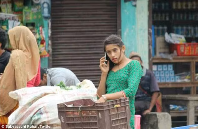 Kusum Shrestha, 18 tuổi, đã trở nên nổi tiếng sau khi những hình ảnh cô mang rau ra chợ bán được nhiếp ảnh gia RupChandra ghi lại và đăng tải lên mạng xã hội Twitter.