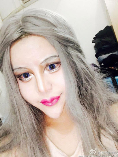 Trong khi đó, một số cư dân mạng cho rằng Abby có khuôn mặt giống như nhân vật Bạch Cốt Tinh trong truyền thuyết ở Trung Quốc.