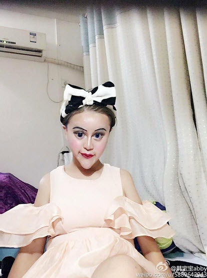 Với cằm nhọn, mũi to và trán dô, Abby được giới trẻ Trung Quốc cho là hình mẫu của vẻ đẹp đương đại.