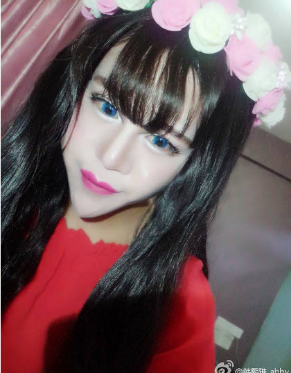 Abby bắt đầu trở nên nổi tiếng sau khi cô thường xuyên đăng tải hình ảnh khuôn mặt của mình lên mạng xã hội Weibo. Nhiều người đã gọi cô là “cô gái mặt nạ”.