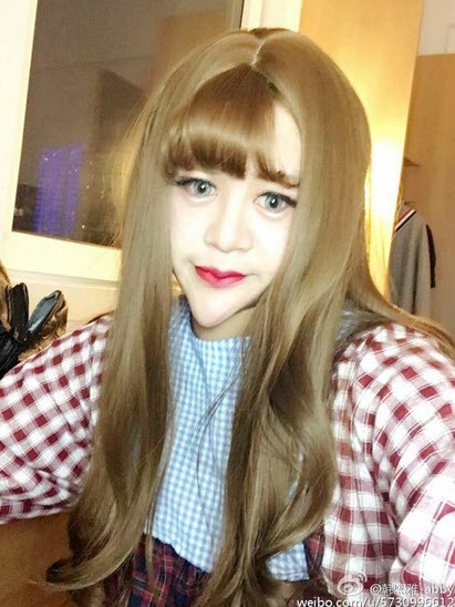 Giống như anh chàng “người rắn”, Abby thay đổi khuôn mặt của mình với cằm siêu nhọn và những nét khác mà giới trẻ Trung Quốc cho là đẹp.