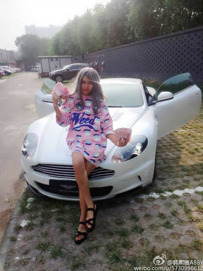 Thiếu nữ “mặt nạ” chụp ảnh khoe tiền và siêu xe trên mạng xã hội.