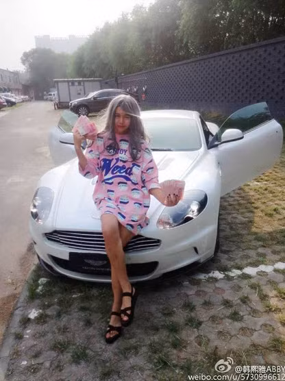 Thiếu nữ “mặt nạ” chụp ảnh khoe tiền và siêu xe trên mạng xã hội.