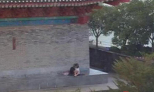 Cặp đôi “mây mưa” trong công viên Chaojingmen ở thành phố Huệ Châu.