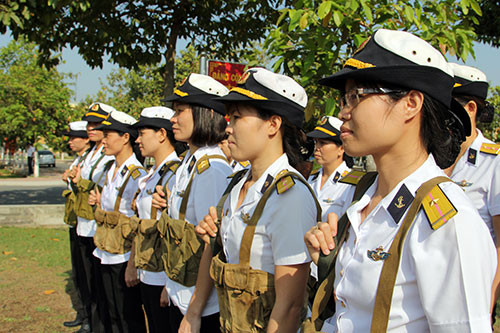 Đội hình cán bộ, hội viên nghe giáo viên hạ khoa mục huấn luyện bắn súng Tiểu liên AK bài 1.