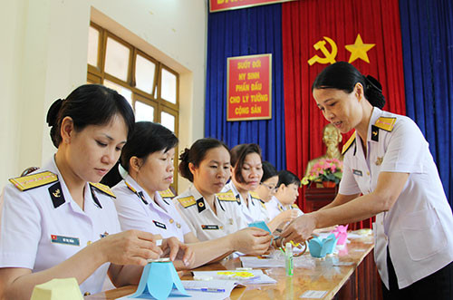 Thông qua học tập và rèn luyện nền nếp, tác phong chính quy của mỗi cán bộ, hội viên được củng cố và tiến bộ rõ nét. Ý thức tổ chức kỷ luật được nâng cao, tinh thần đấu tranh phê và tự phê ngày càng thể hiện nghiêm túc, bền vững. Tất cả các hoạt động trên của Hội đã cùng với các tổ chức khác góp phần xây dựng đơn vị VMTD, tổ chức đảng TSVM, các tổ chức khác vững mạnh. Ảnh: chuẩn bị cho các hoạt động dịp kỷ niệm 105 Ngày Quốc tế Phụ nữ (8-3-1910 / 8-3-2015).