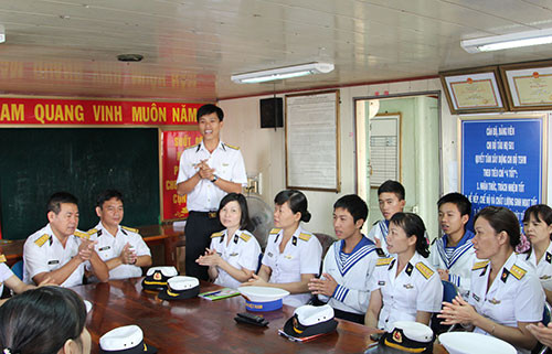 Giao lưu với cán bộ, chiến sĩ trên các tàu chiến đấu.