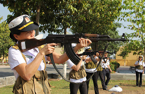 Các nữ cán bộ Lữ đoàn 125 huấn luyện sử dụng súng tiểu liên AK.