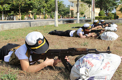Luyện tập các tư thế bắn súng Tiểu liên AK bài 1.
