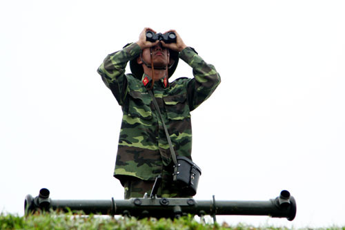 …Và ống nhòm cũng phối hợp quản lý chắc mục tiêu.