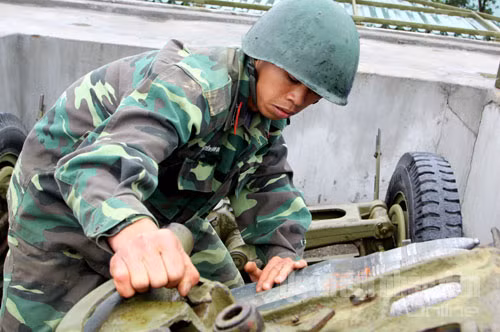 Động tác nạp đạn thuần thục, chính xác của pháo thủ số 5.