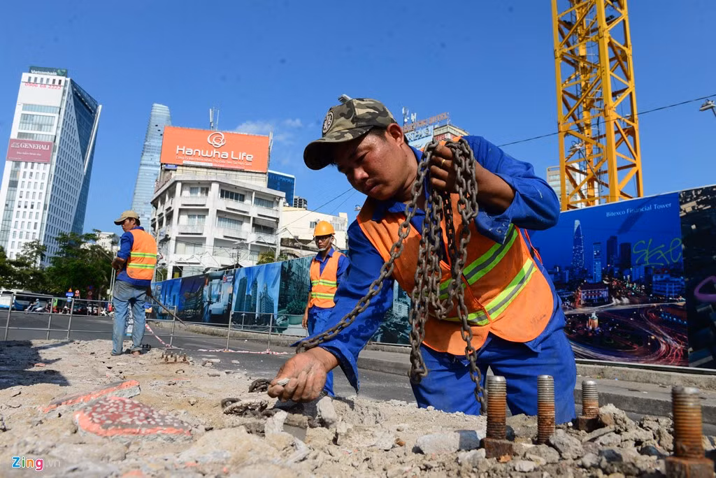 Ngày 11/4, gần chục công nhân đội nắng phá dỡ các mái che, trạm chờ tại trạm xe buýt này.