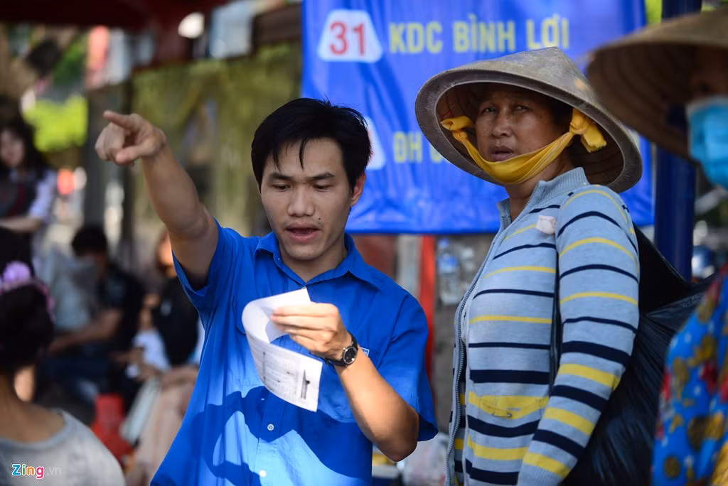 Nhiều hành khách tỏ ra lúng túng khi đến trạm xe buýt mới. Trước tình hình đó, thanh niên tình nguyện cùng ban quản lý trạm phối hợp hướng dẫn.